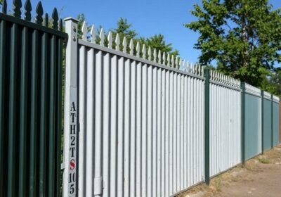 Заборы из профнастила ST 15: почему их выбирают и в чем их фишка