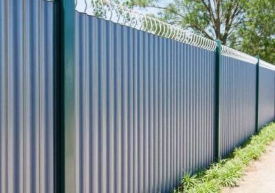 Заборы из профнастила ST 15: практично, недорого и красиво — что нужно знать перед покупкой